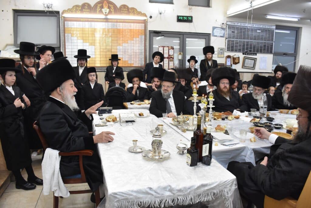 מהתשליך עד קידוש לבנה: מראות מחצר הקודש אשלג