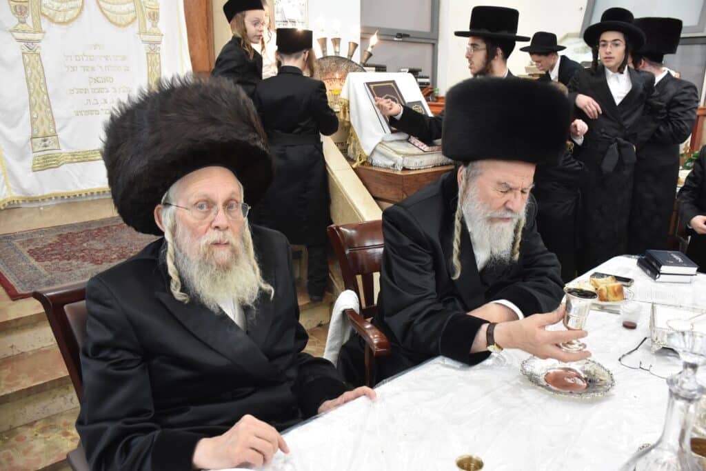 מהתשליך עד קידוש לבנה: מראות מחצר הקודש אשלג