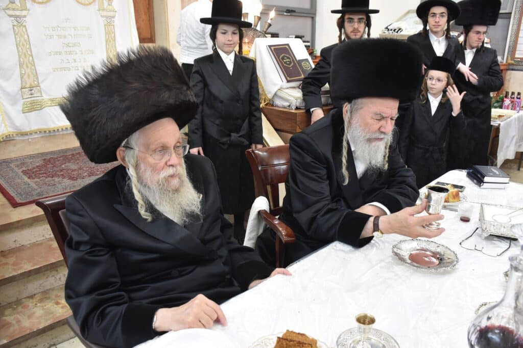 מהתשליך עד קידוש לבנה: מראות מחצר הקודש אשלג