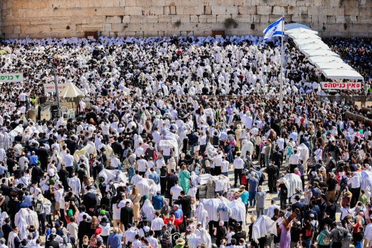 רבבות בכותל בתפילה לשחרור החטופים ולשלום ישראל