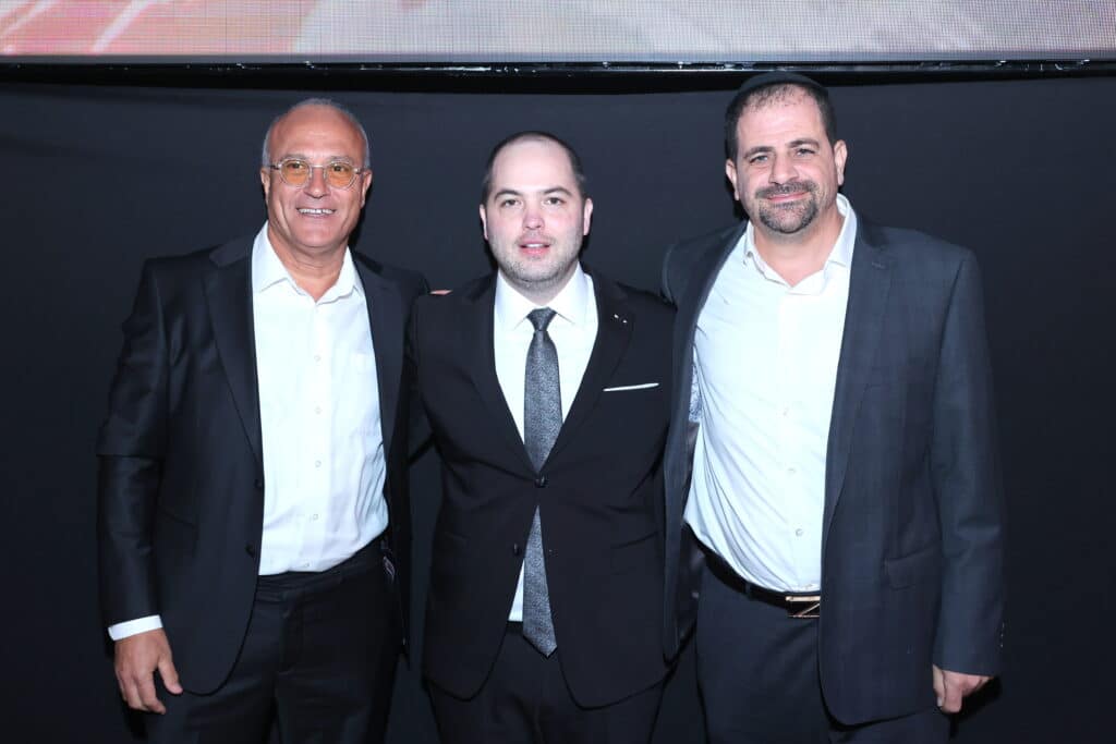 האסטרטג יענקי ביכלר בירמץ את בנו - כולם הגיעו לברך האסטרטג יענקי ביכלר בירמץ את בנו - כולם הגיעו לברך