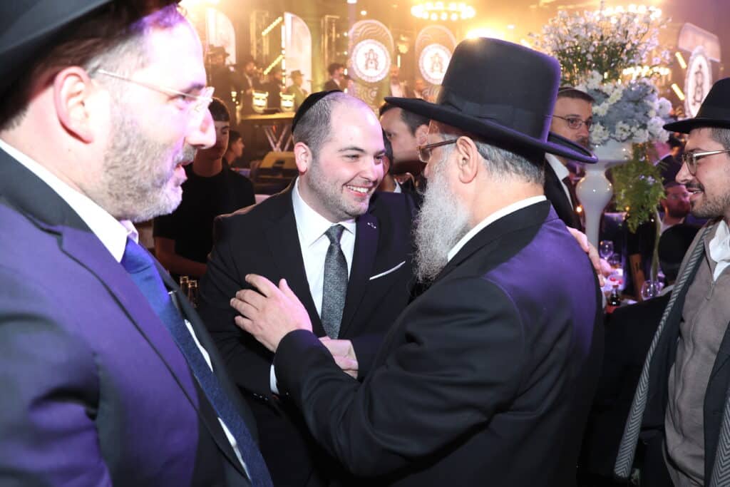 האסטרטג יענקי ביכלר בירמץ את בנו - כולם הגיעו לברך האסטרטג יענקי ביכלר בירמץ את בנו - כולם הגיעו לברך