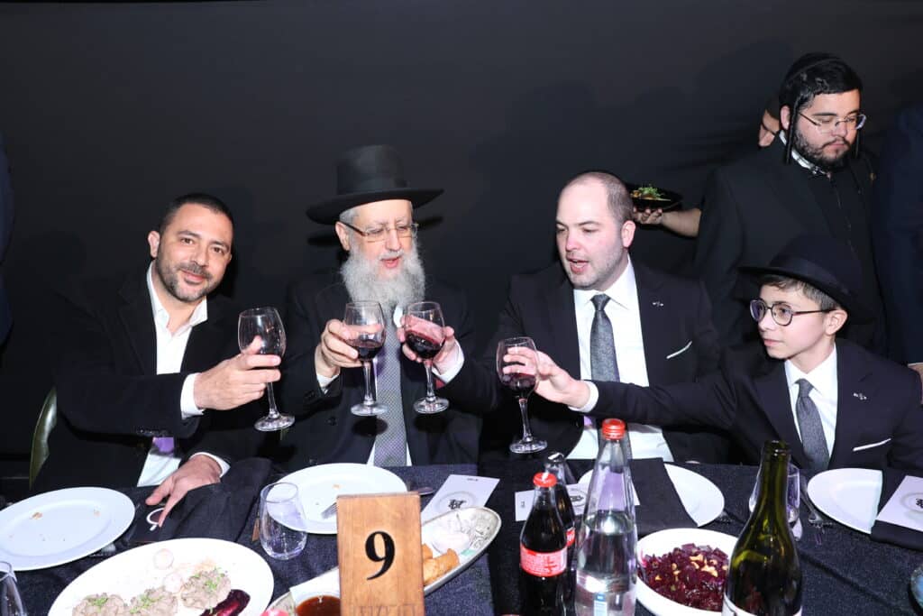 האסטרטג יענקי ביכלר בירמץ את בנו - כולם הגיעו לברך האסטרטג יענקי ביכלר בירמץ את בנו - כולם הגיעו לברך