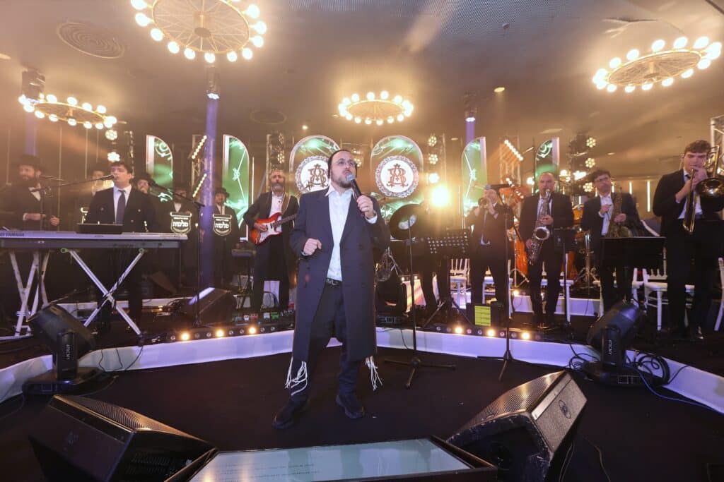 האסטרטג יענקי ביכלר בירמץ את בנו - כולם הגיעו לברך האסטרטג יענקי ביכלר בירמץ את בנו - כולם הגיעו לברך