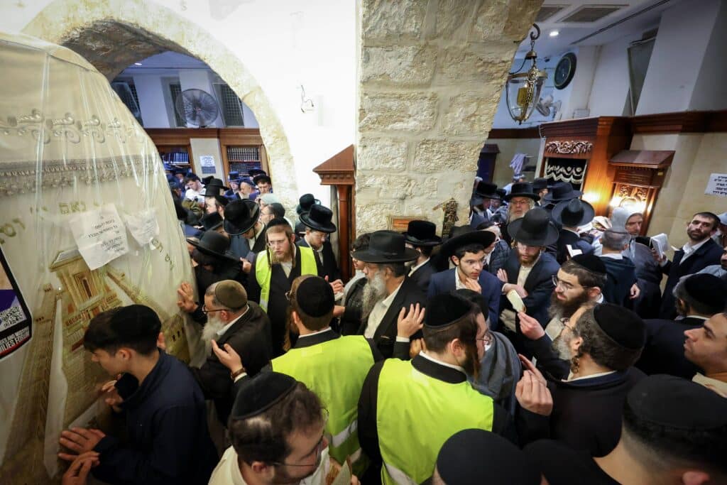 תיעוד מסכם: אלפים העתירו בתפילה בקבר מאמע רחל