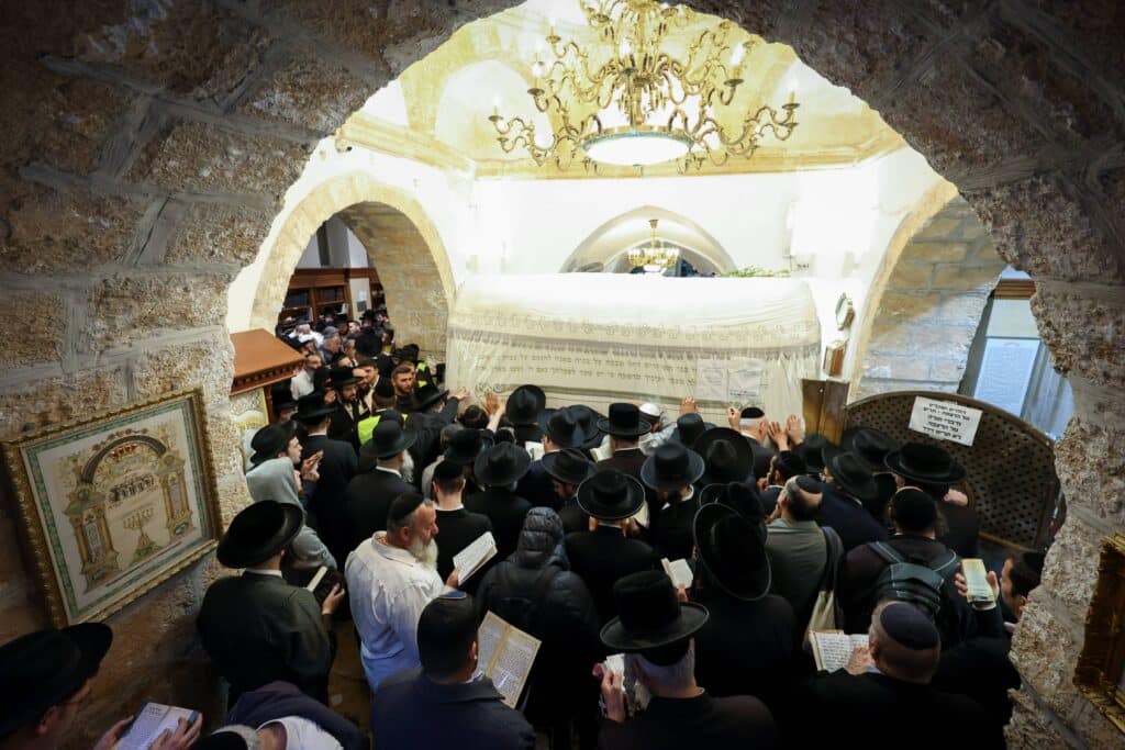 תיעוד מסכם: אלפים העתירו בתפילה בקבר מאמע רחל