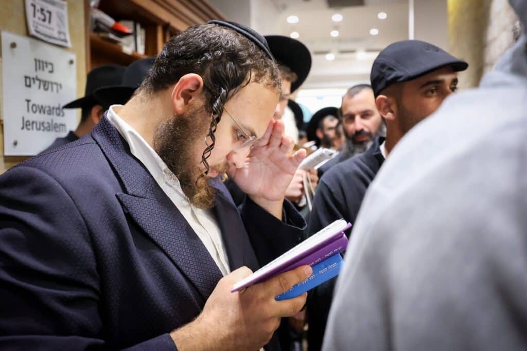 תיעוד מסכם: אלפים העתירו בתפילה בקבר מאמע רחל