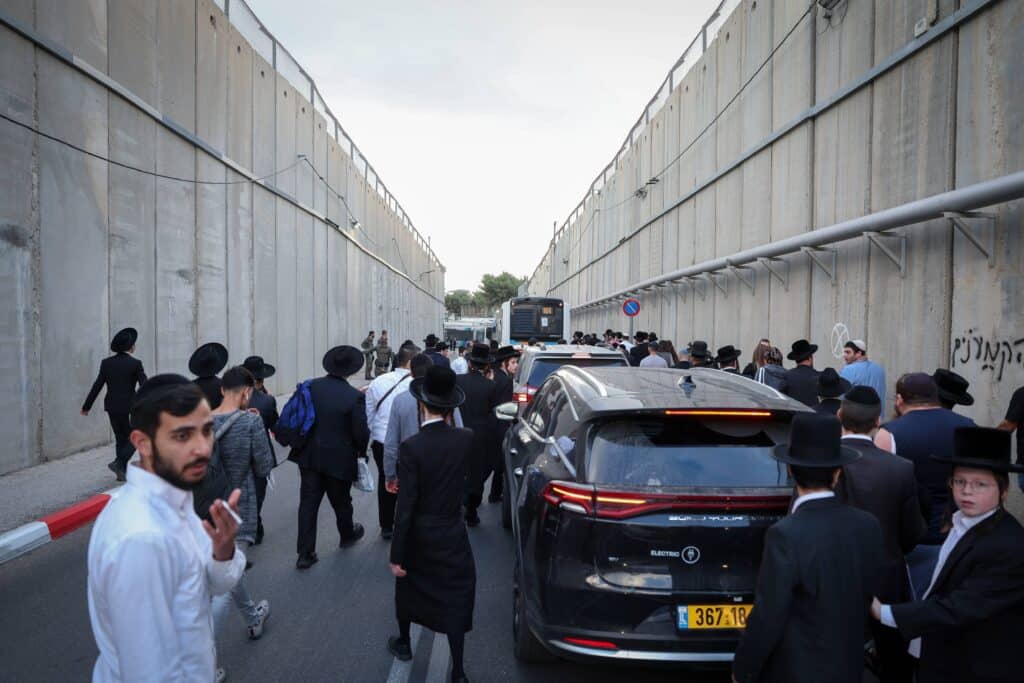 תיעוד מסכם: אלפים העתירו בתפילה בקבר מאמע רחל