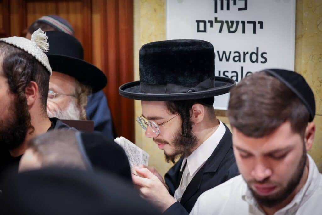 תיעוד מסכם: אלפים העתירו בתפילה בקבר מאמע רחל