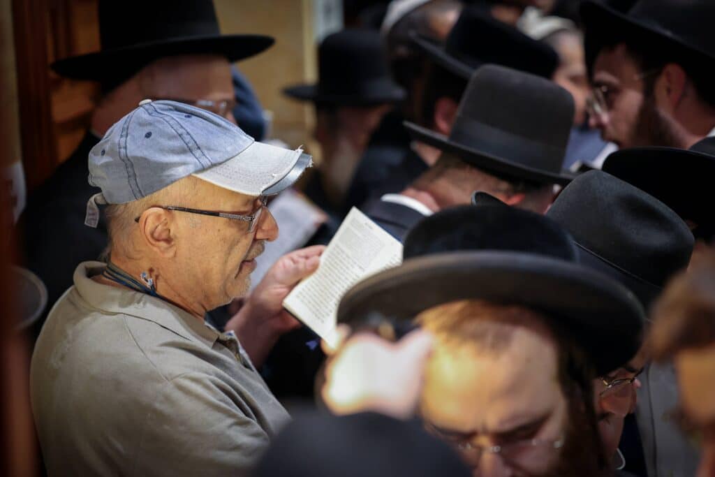 תיעוד מסכם: אלפים העתירו בתפילה בקבר מאמע רחל