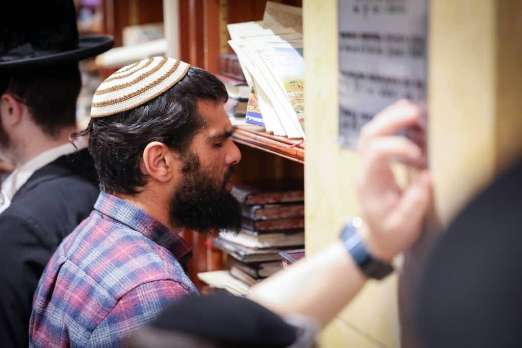 תיעוד מסכם: אלפים העתירו בתפילה בקבר מאמע רחל