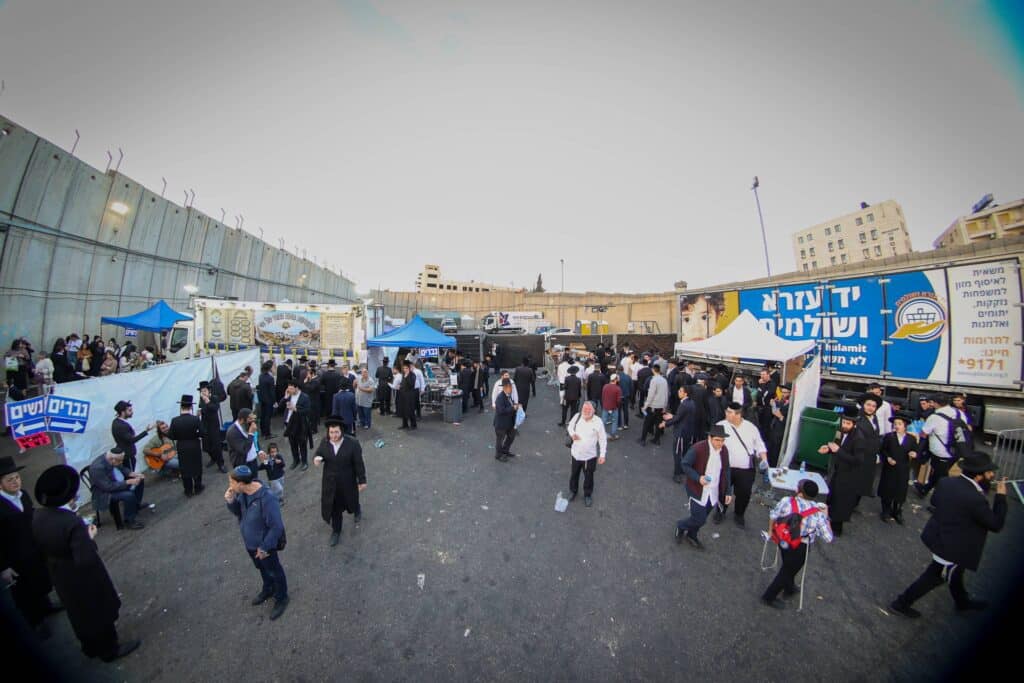 תיעוד מסכם: אלפים העתירו בתפילה בקבר מאמע רחל