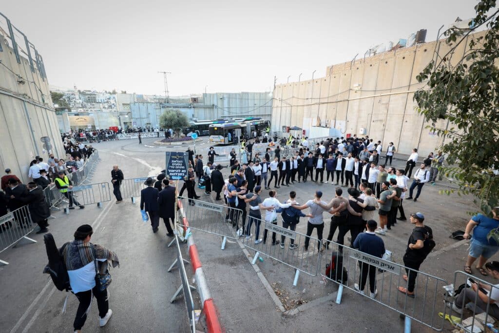 תיעוד מסכם: אלפים העתירו בתפילה בקבר מאמע רחל