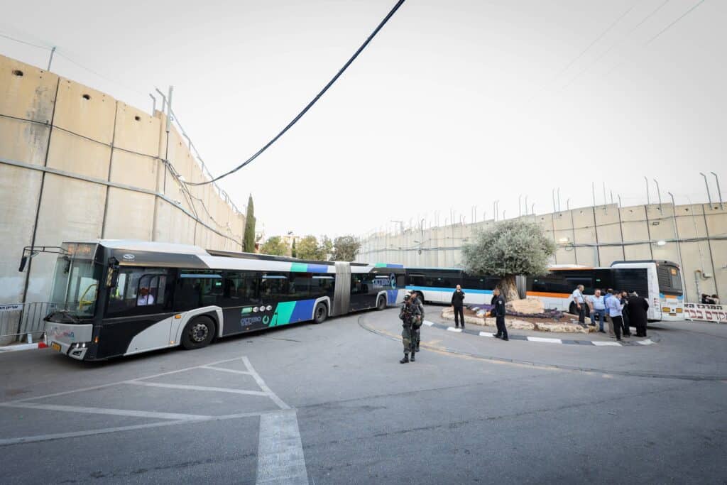 תיעוד מסכם: אלפים העתירו בתפילה בקבר מאמע רחל