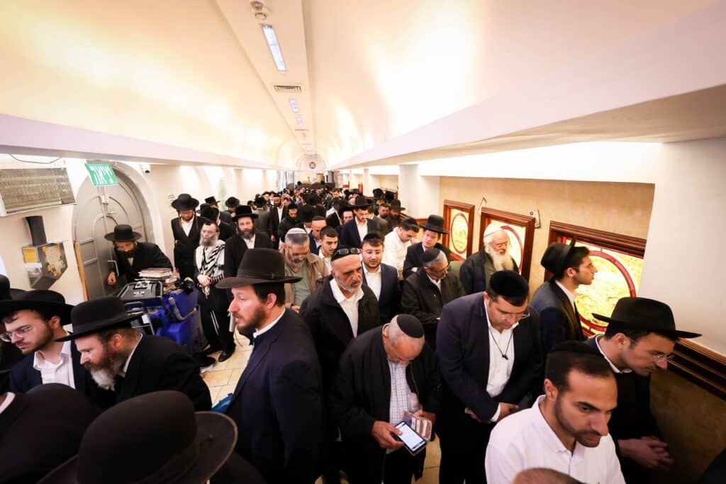 תיעוד מסכם: אלפים העתירו בתפילה בקבר מאמע רחל