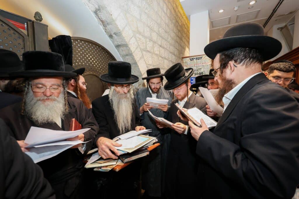 תיעוד מסכם: אלפים העתירו בתפילה בקבר מאמע רחל