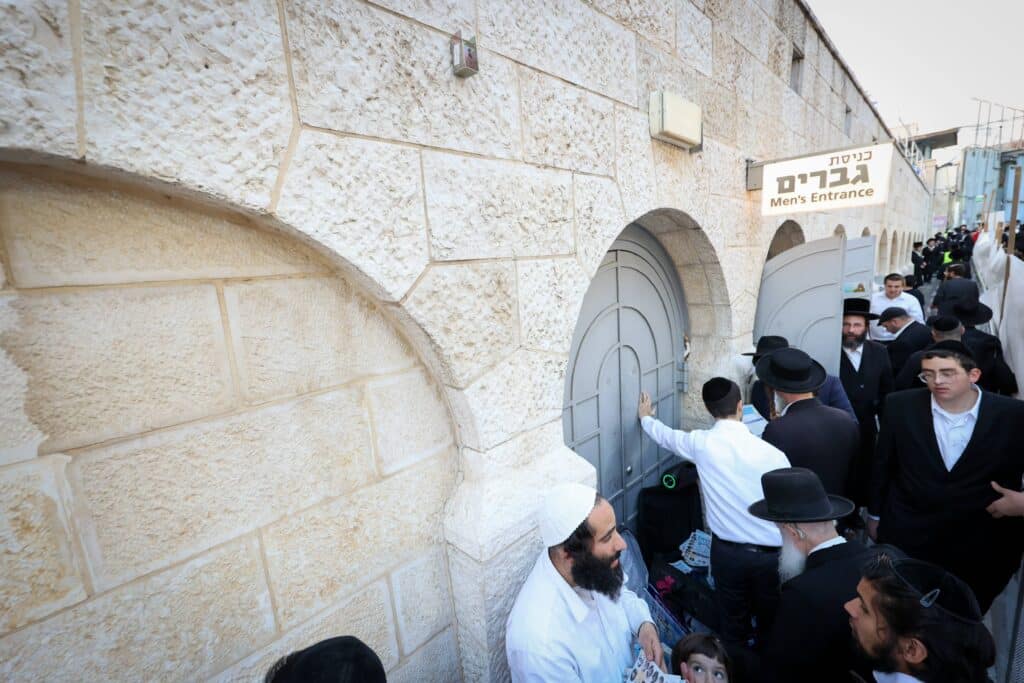 תיעוד מסכם: אלפים העתירו בתפילה בקבר מאמע רחל