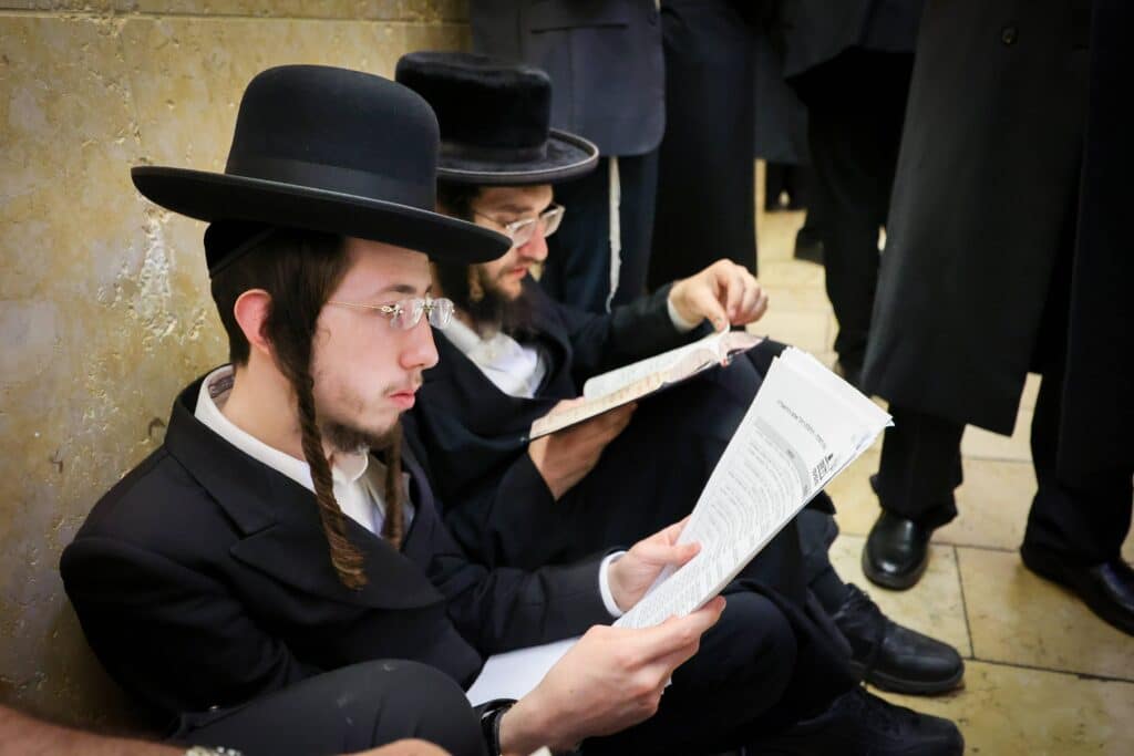 תיעוד מסכם: אלפים העתירו בתפילה בקבר מאמע רחל