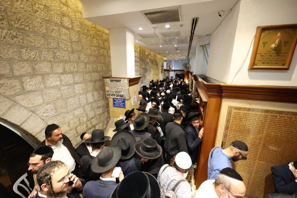 תיעוד מסכם: אלפים העתירו בתפילה בקבר מאמע רחל