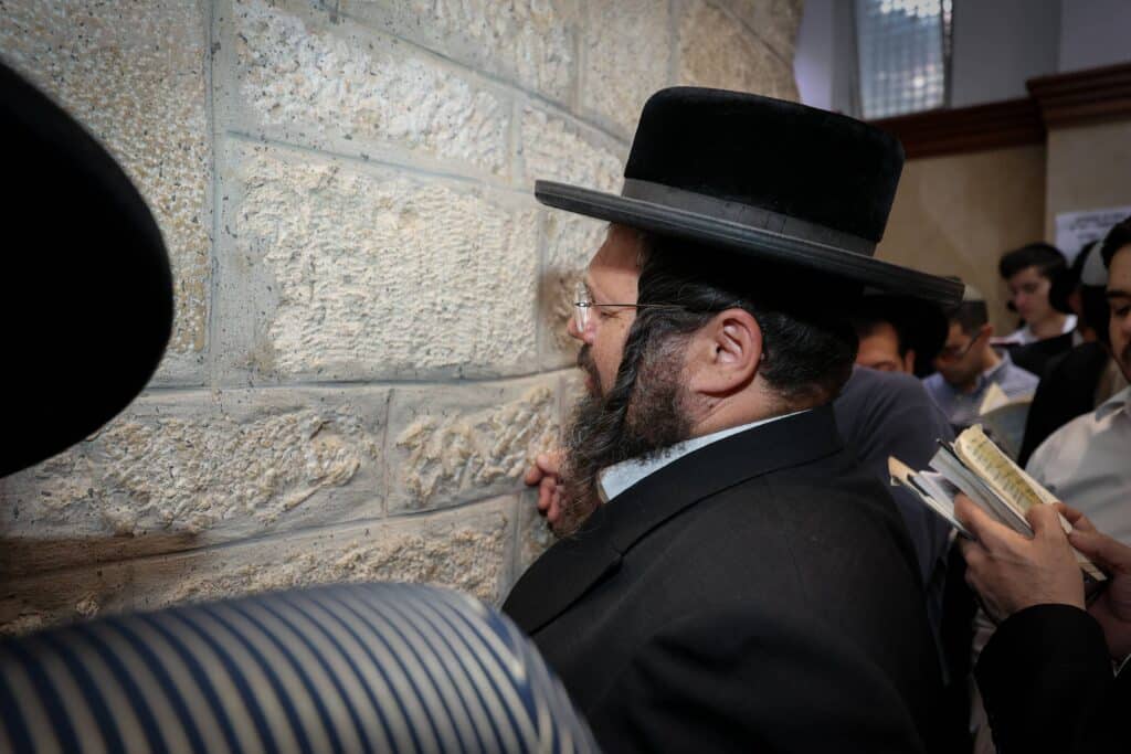 תיעוד מסכם: אלפים העתירו בתפילה בקבר מאמע רחל