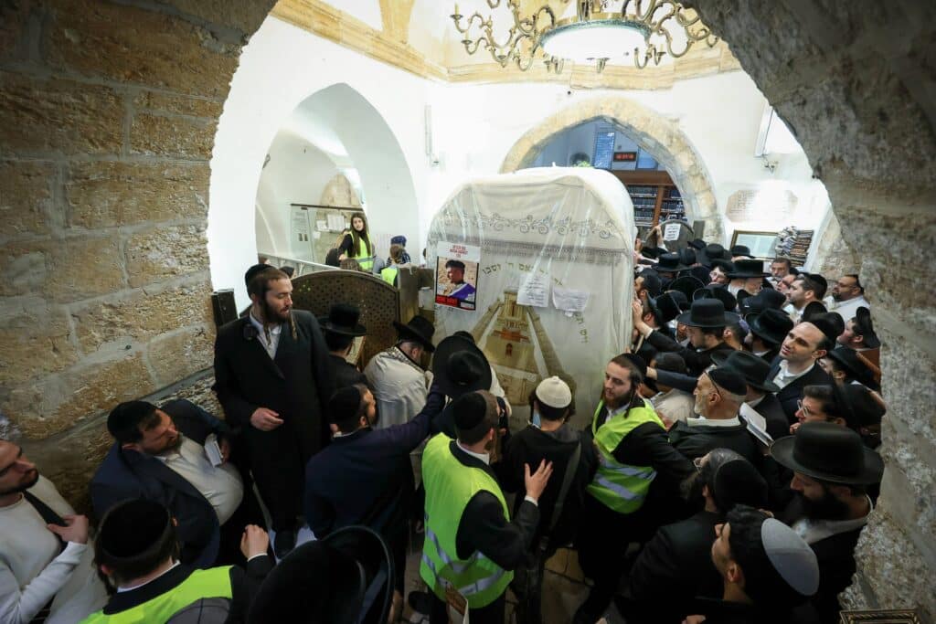 תיעוד מסכם: אלפים העתירו בתפילה בקבר מאמע רחל