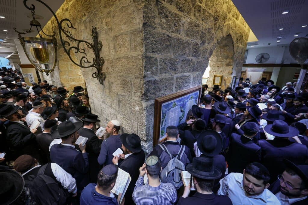 תיעוד מסכם: אלפים העתירו בתפילה בקבר מאמע רחל