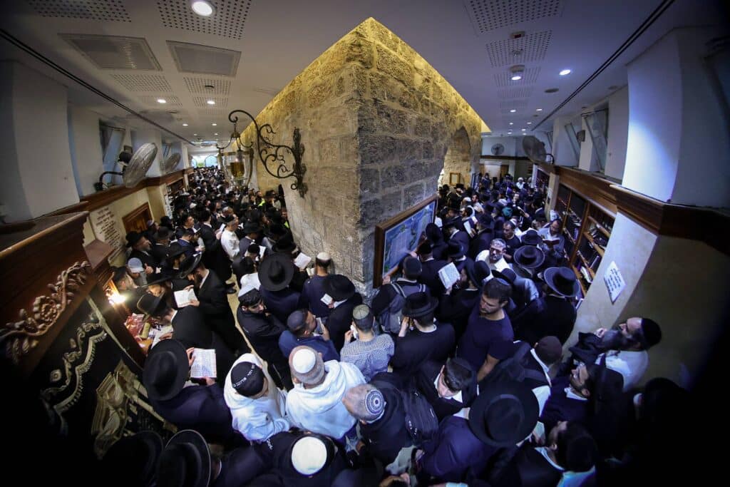 תיעוד מסכם: אלפים העתירו בתפילה בקבר מאמע רחל