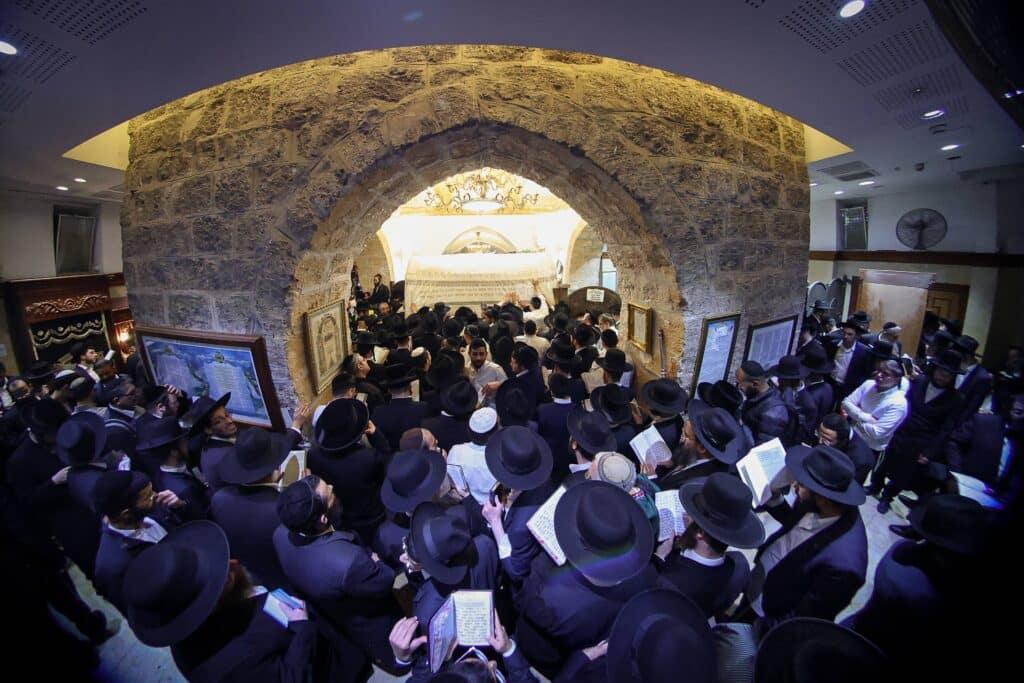 תיעוד מסכם: אלפים העתירו בתפילה בקבר מאמע רחל