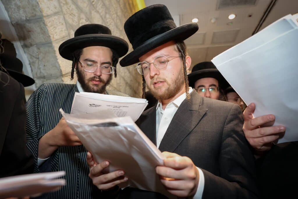 תיעוד מסכם: אלפים העתירו בתפילה בקבר מאמע רחל