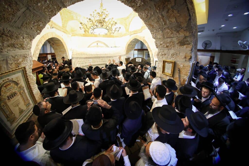 תיעוד מסכם: אלפים העתירו בתפילה בקבר מאמע רחל