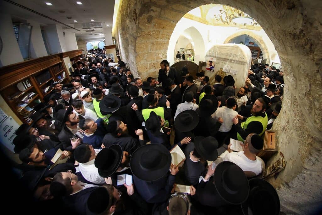 תיעוד מסכם: אלפים העתירו בתפילה בקבר מאמע רחל