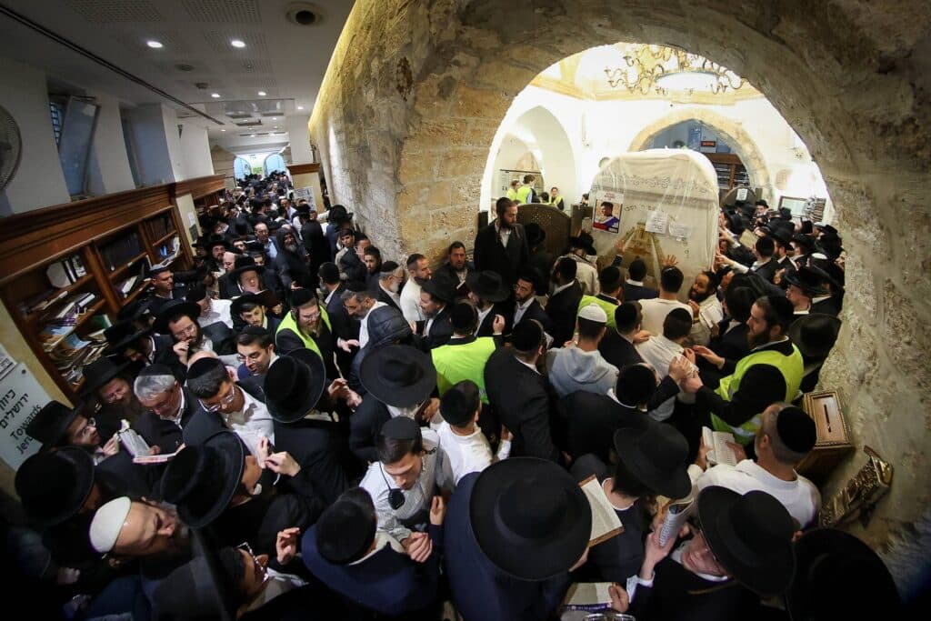תיעוד מסכם: אלפים העתירו בתפילה בקבר מאמע רחל