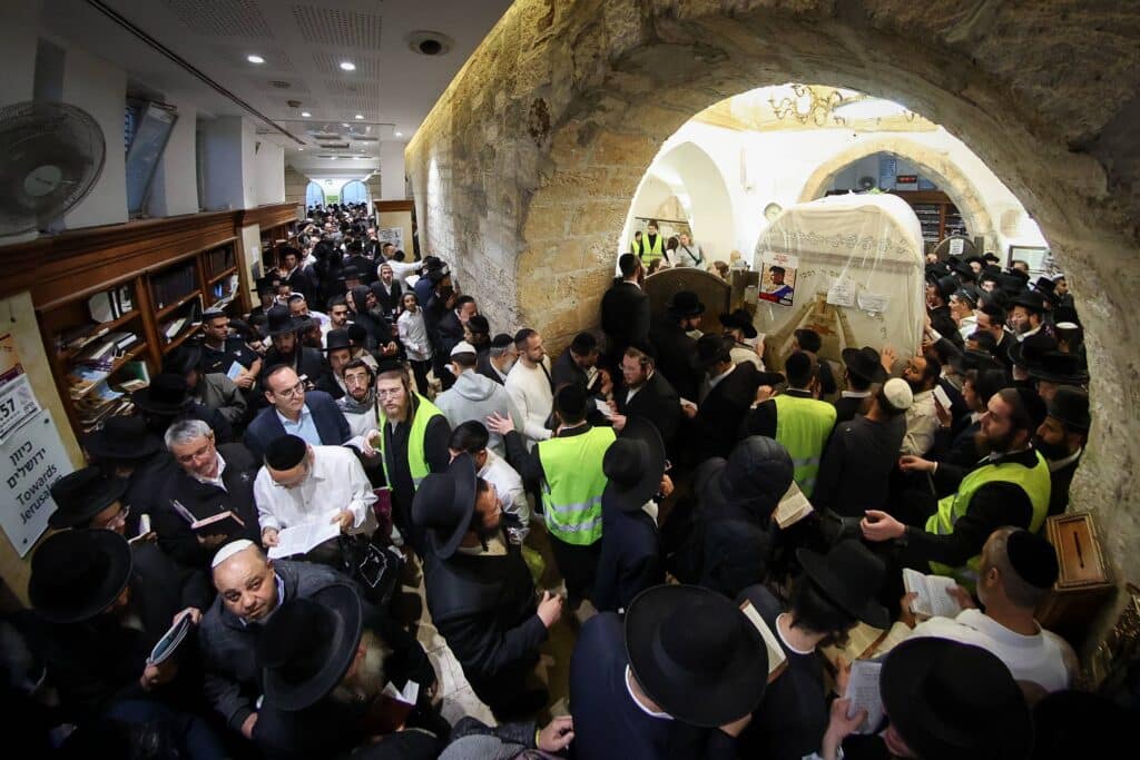 תיעוד מסכם: אלפים העתירו בתפילה בקבר מאמע רחל