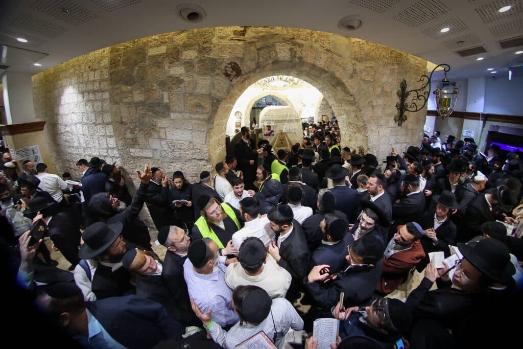 תיעוד מסכם: אלפים העתירו בתפילה בקבר מאמע רחל