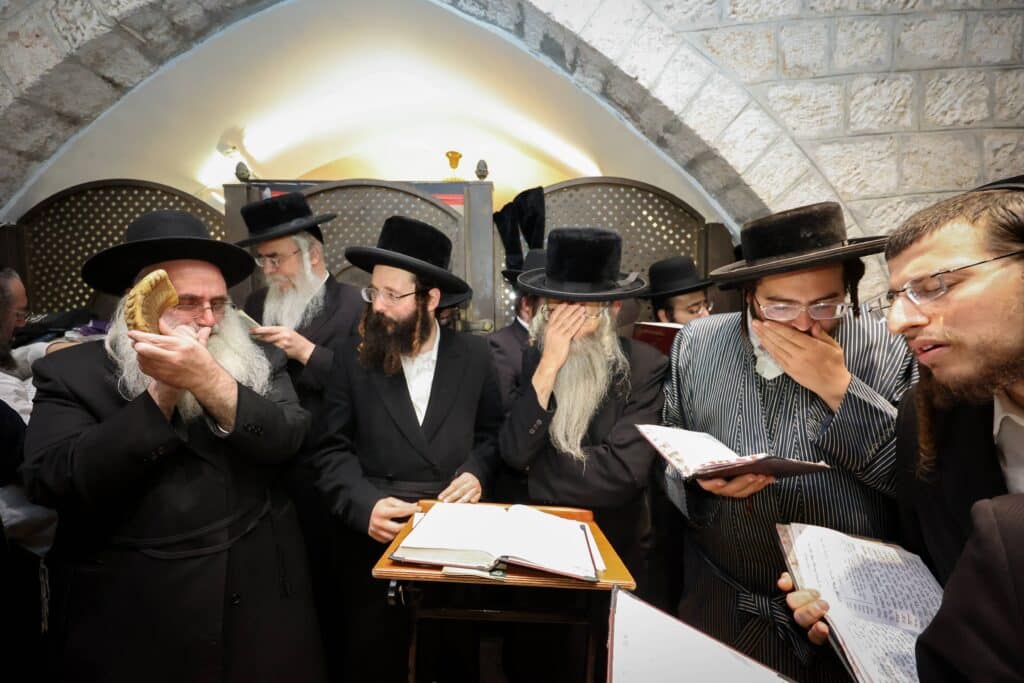 תיעוד מסכם: אלפים העתירו בתפילה בקבר מאמע רחל