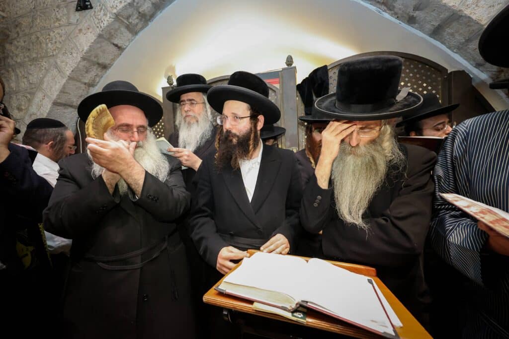 תיעוד מסכם: אלפים העתירו בתפילה בקבר מאמע רחל