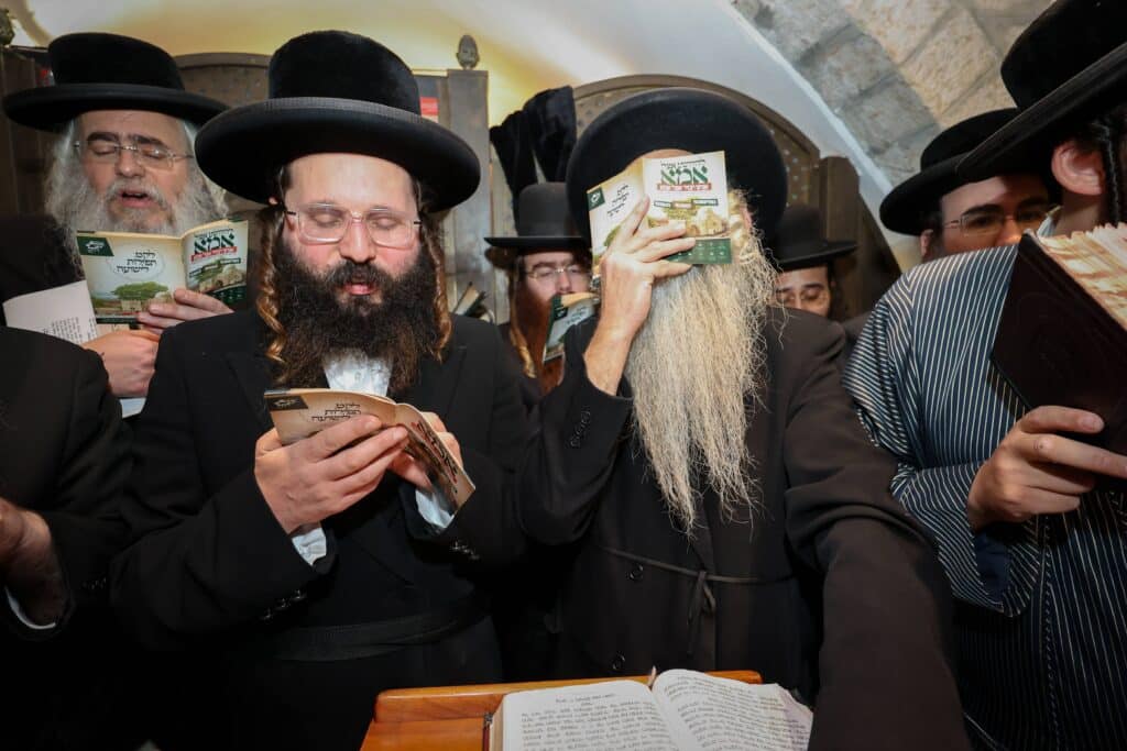 תיעוד מסכם: אלפים העתירו בתפילה בקבר מאמע רחל