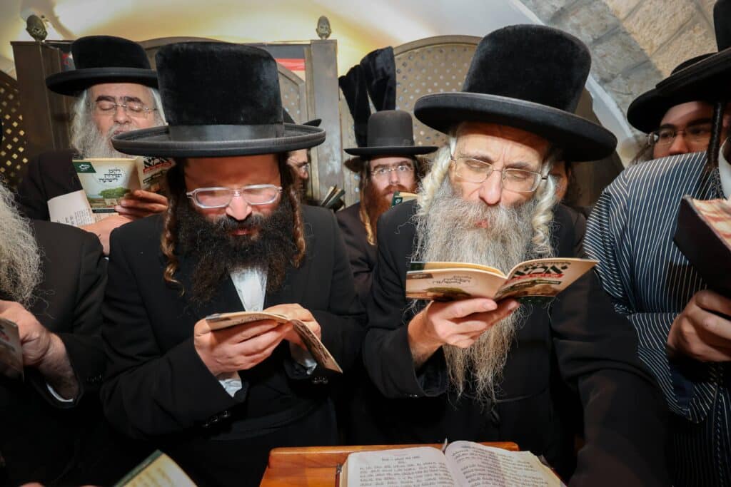 תיעוד מסכם: אלפים העתירו בתפילה בקבר מאמע רחל