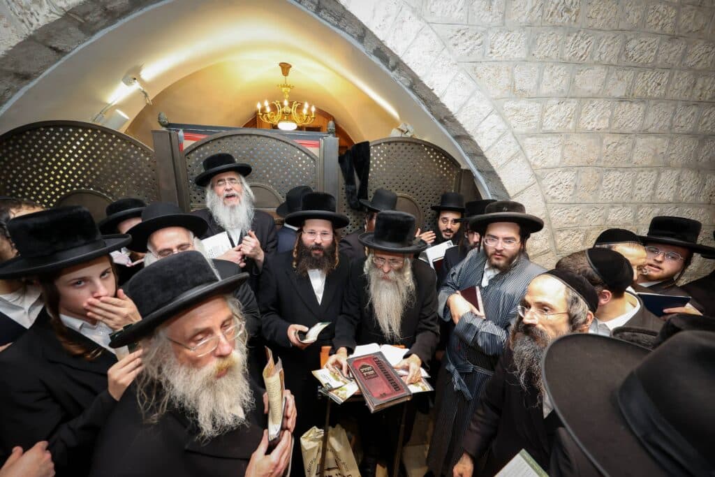 תיעוד מסכם: אלפים העתירו בתפילה בקבר מאמע רחל