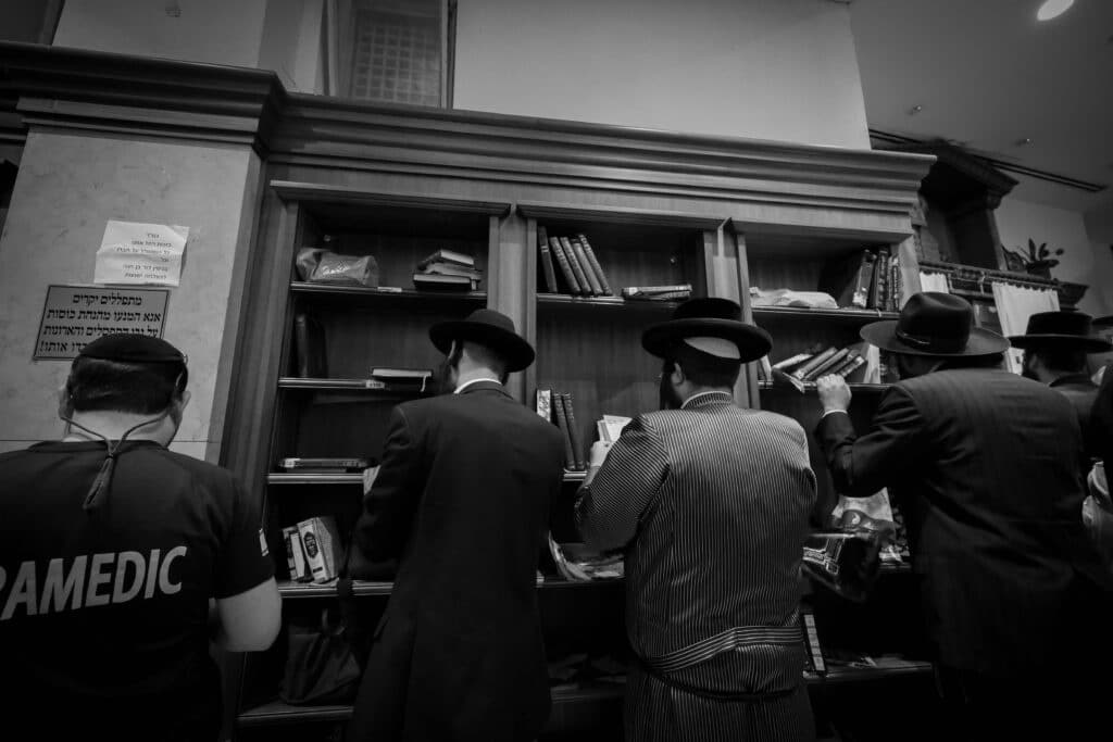 תיעוד מסכם: אלפים העתירו בתפילה בקבר מאמע רחל