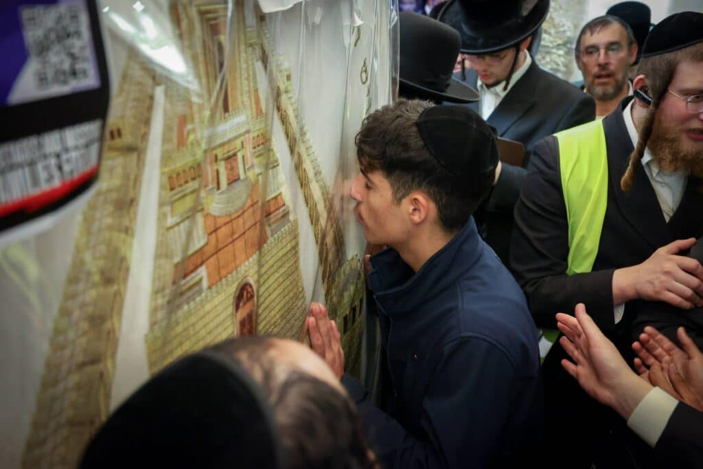 תיעוד מסכם: אלפים העתירו בתפילה בקבר מאמע רחל