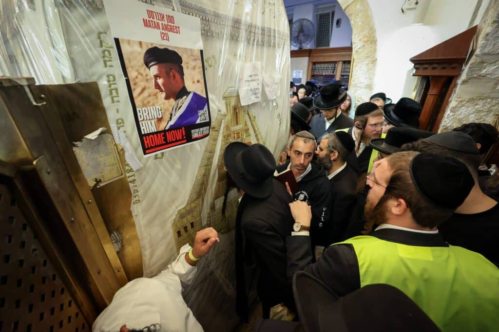 תיעוד מסכם: אלפים העתירו בתפילה בקבר מאמע רחל