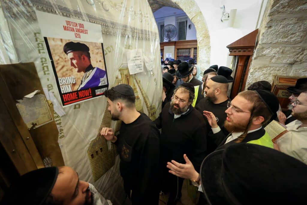 תיעוד מסכם: אלפים העתירו בתפילה בקבר מאמע רחל