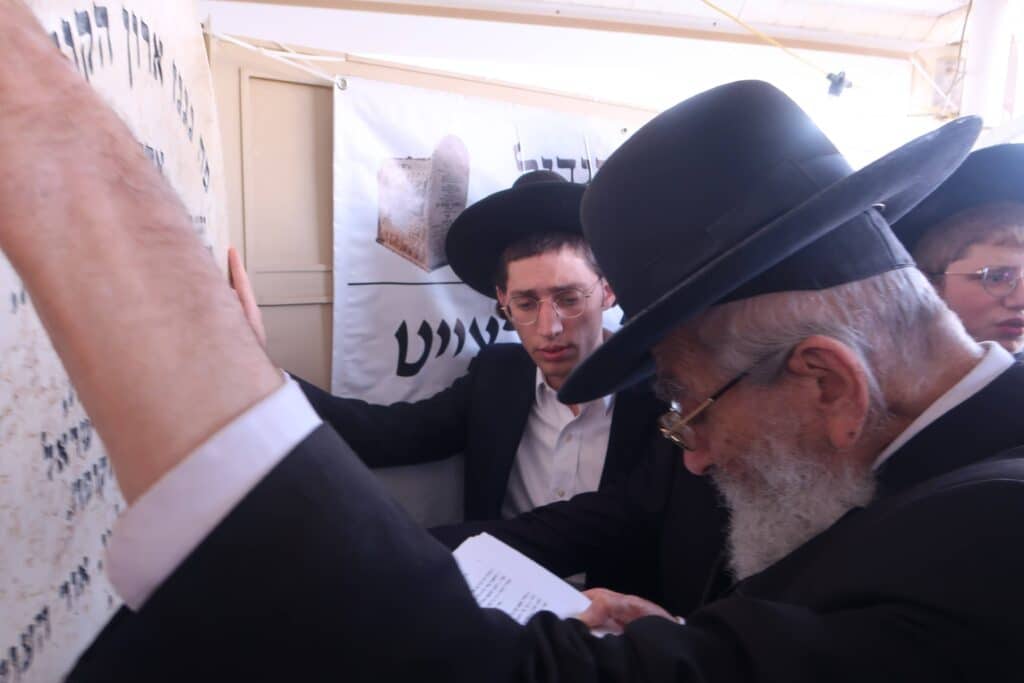 יום השנה ה-כ"ג: רבבות עלו לציונו של מנהיג היהדות החרדית יום השנה ה-כ"ג: רבבות עלו לציונו של מנהיג היהדות החרדית