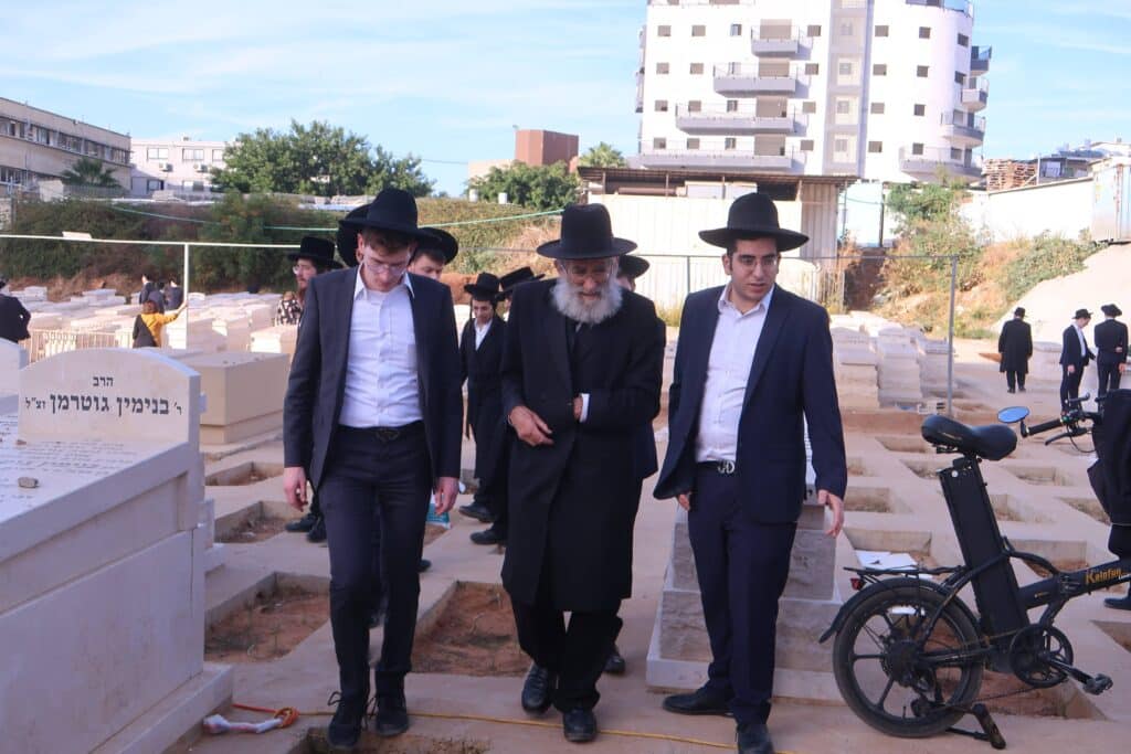 יום השנה ה-כ"ג: רבבות עלו לציונו של מנהיג היהדות החרדית יום השנה ה-כ"ג: רבבות עלו לציונו של מנהיג היהדות החרדית