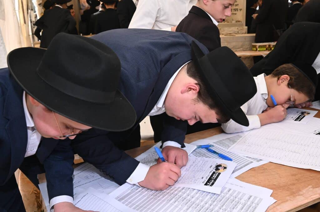 יום השנה ה-כ"ג: רבבות עלו לציונו של מנהיג היהדות החרדית יום השנה ה-כ"ג: רבבות עלו לציונו של מנהיג היהדות החרדית