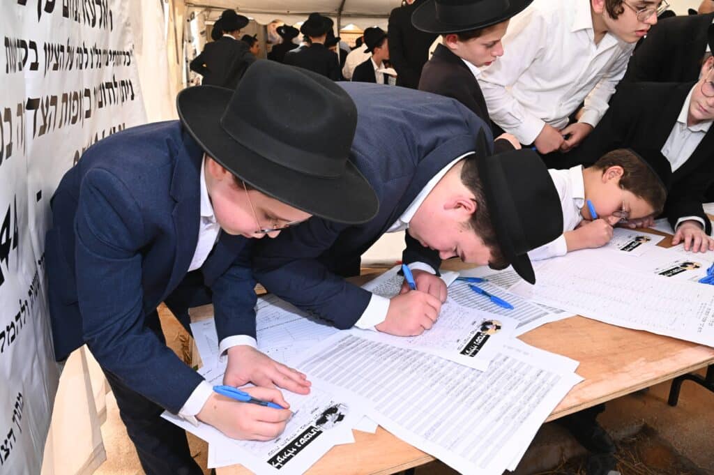 יום השנה ה-כ"ג: רבבות עלו לציונו של מנהיג היהדות החרדית יום השנה ה-כ"ג: רבבות עלו לציונו של מנהיג היהדות החרדית