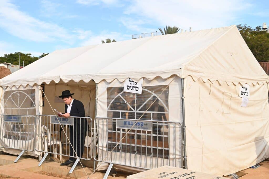 יום השנה ה-כ"ג: רבבות עלו לציונו של מנהיג היהדות החרדית יום השנה ה-כ"ג: רבבות עלו לציונו של מנהיג היהדות החרדית