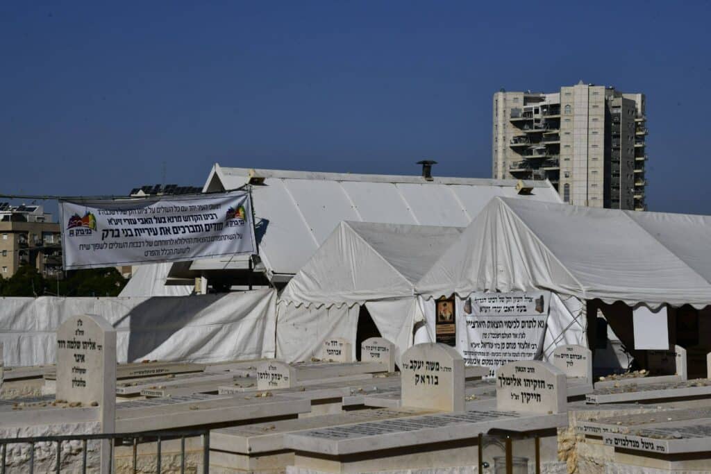 יום השנה ה-כ"ג: רבבות עלו לציונו של מנהיג היהדות החרדית יום השנה ה-כ"ג: רבבות עלו לציונו של מנהיג היהדות החרדית
