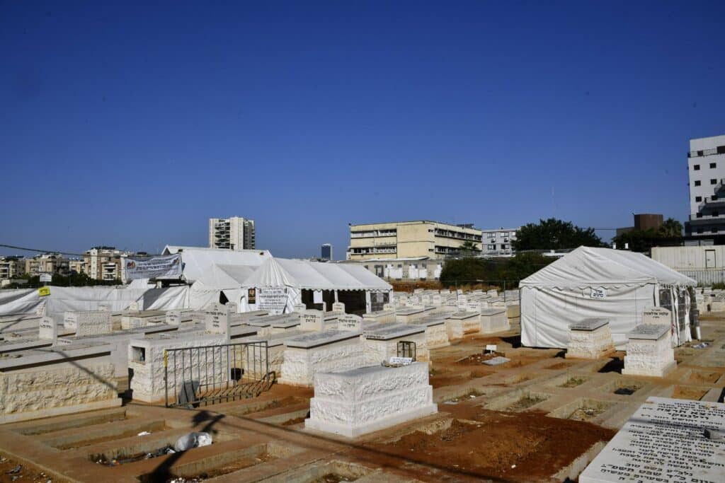 יום השנה ה-כ"ג: רבבות עלו לציונו של מנהיג היהדות החרדית יום השנה ה-כ"ג: רבבות עלו לציונו של מנהיג היהדות החרדית